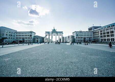 Allemagne, Berlin, Pariser Platz avec porte de Brandebourg en arrière-plan Banque D'Images