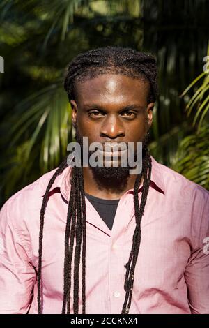 Gros plan d'un jeune homme sérieux avec des dreadlocks Banque D'Images