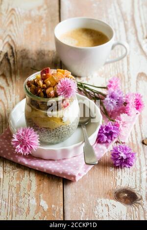 Dessert au rhubarbe avec pudding au chia, végétalien et sans sucre Banque D'Images