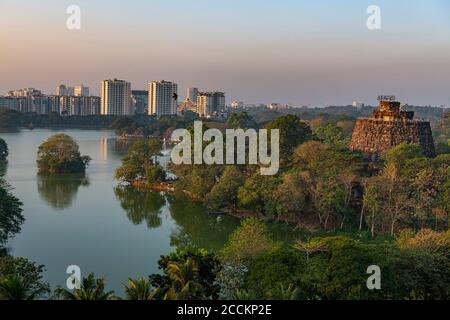 Myanmar, Yangon, lac de Kandawgyi avec vue sur la ville au coucher du soleil, vue aérienne Banque D'Images