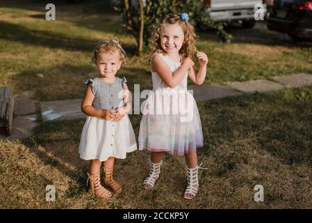 Portrait de deux sœurs mignonnes debout sur un pré Banque D'Images