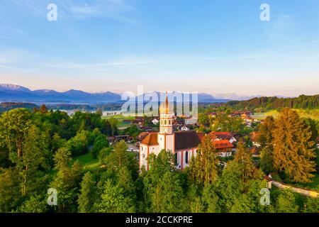 Allemagne, Bavière, haute-Bavière, Tolzer Land, près d'Eurasburg, Beuerberg, église Saint-Marys et arbres, vue aérienne Banque D'Images