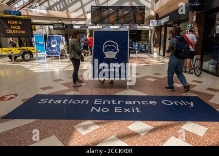 Londres, Royaume-Uni. 22 août 2020. La gare de Clapham Junction est calme - il y a des panneaux avertissant les gens de porter des masques et de suivre des sytems à sens unique. Le « verrouillage » se poursuit pour l'épidémie du coronavirus (Covid 19) à Londres. Crédit : Guy Bell/Alay Live News Banque D'Images