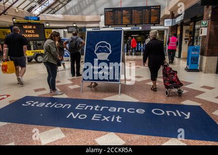 Londres, Royaume-Uni. 22 août 2020. La gare de Clapham Junction est calme - il y a des panneaux avertissant les gens de porter des masques et de suivre des sytems à sens unique. Le « verrouillage » se poursuit pour l'épidémie du coronavirus (Covid 19) à Londres. Crédit : Guy Bell/Alay Live News Banque D'Images