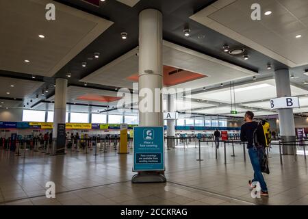 Londres, Royaume-Uni. 22 août 2020. Enregistrement à vide - l'aéroport de Gatwick est calme et seul le terminal nord est en service - il y a des panneaux avertissant les gens de porter des masques et de maintenir des distances sociales. Le « verrouillage » se poursuit pour l'épidémie du coronavirus (Covid 19) à Londres. Crédit : Guy Bell/Alay Live News Banque D'Images