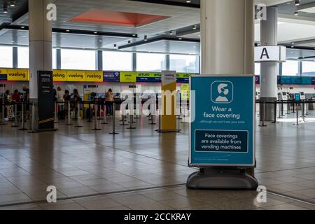 Londres, Royaume-Uni. 22 août 2020. Enregistrement à vide - l'aéroport de Gatwick est calme et seul le terminal nord est en service - il y a des panneaux avertissant les gens de porter des masques et de maintenir des distances sociales. Le « verrouillage » se poursuit pour l'épidémie du coronavirus (Covid 19) à Londres. Crédit : Guy Bell/Alay Live News Banque D'Images