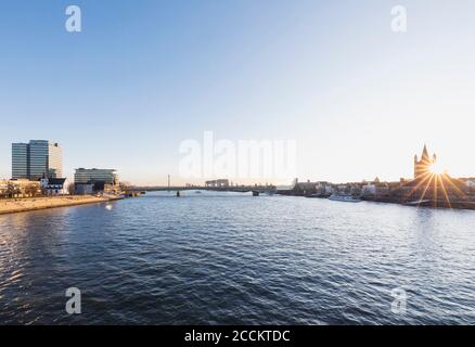 Allemagne, Rhénanie-du-Nord-Westphalie, Cologne, Soleil sur le Rhin avec pont suspendu Deutz en arrière-plan Banque D'Images