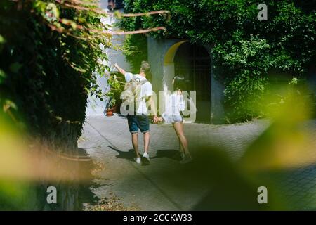 Couple de touristes marchant dans l'allée du village Banque D'Images