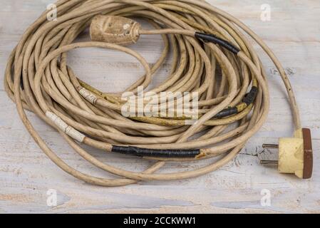 Câble d'extension en bois lourd et réparé Banque D'Images