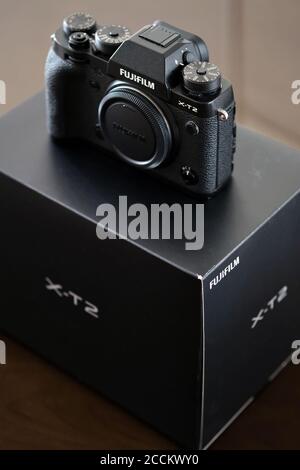 25 juin 2020 : gros plan l'appareil photo sans miroir résistant aux intempéries Fujifilm X-T2 de style reflex numérique sur boîte Banque D'Images