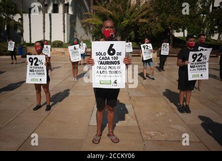 Malaga, Espagne. 23 août 2020. Les activistes portant un masque facial tiennent des pancartes lorsqu'ils prennent part à une manifestation contre la corrida à Malaga.les militants en faveur des droits des animaux organisés par AnimaNaturalis et cas International (Comité anti Stierenvechten) ont protesté pour exiger la fin de la corrida en Espagne. Crédit : SOPA Images Limited/Alamy Live News Banque D'Images