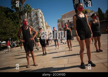 Malaga, Espagne. 23 août 2020. Les activistes portant un masque facial se préparent à lancer une manifestation contre la corrida.des militants en faveur des droits des animaux organisés par AnimaNaturalis et cas International (Comité anti Stierenvechten) ont protesté pour exiger la fin de la corrida en Espagne. Crédit : SOPA Images Limited/Alamy Live News Banque D'Images