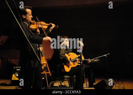 Joscho Stephan Quartet, Joscho Stephan (né en 1979 à Mönchengladbach, Allemagne) est un guitariste allemand de Jazz qui joue principalement le jazz moderne Gypsy, GUNTER STEPHAN-Guitar. MAX SCHAF-Bass.SEBASTIAN REIMAN-violinistes,photo Kazimierz Jurewicz, Banque D'Images