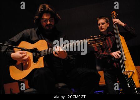 Joscho Stephan Quartet, Joscho Stephan (né en 1979 à Mönchengladbach, Allemagne) est un guitariste allemand de Jazz qui joue principalement le jazz moderne Gypsy, GUNTER STEPHAN-Guitar. MAX SCHAF-Bass.SEBASTIAN REIMAN-violinistes,photo Kazimierz Jurewicz, Banque D'Images