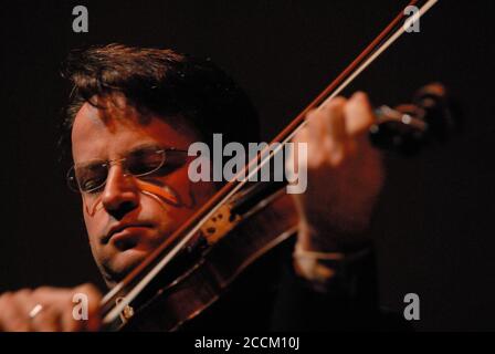 Joscho Stephan Quartet, Joscho Stephan (né en 1979 à Mönchengladbach, Allemagne) est un guitariste allemand de Jazz qui joue principalement le jazz moderne Gypsy, GUNTER STEPHAN-Guitar. MAX SCHAF-Bass.SEBASTIAN REIMAN-violinistes,photo Kazimierz Jurewicz, Banque D'Images