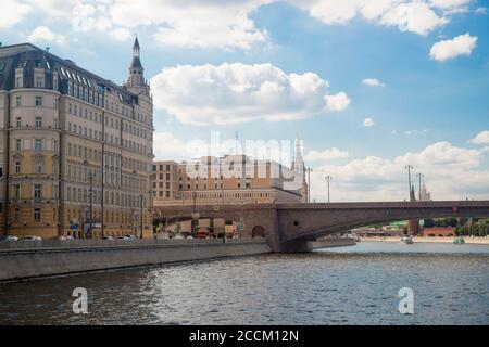 MOSCOU, RUSSIE - 21 AOÛT 2020 : paysage urbain de Moscou à partir d'un bateau touristique. Croisière romantique dans le centre-ville de Moscou en été. Couleurs vives o Banque D'Images