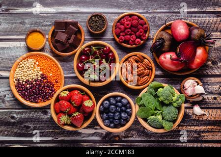 Aliments sains riches en antioxydants, vue du dessus. Banque D'Images