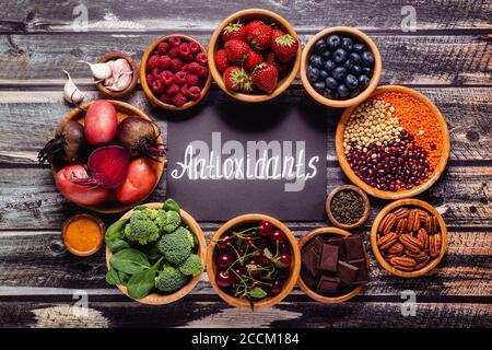 Aliments sains riches en antioxydants, vue du dessus. Banque D'Images
