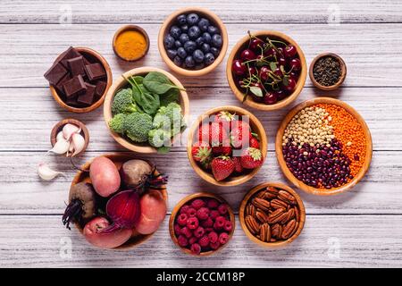 Aliments sains riches en antioxydants, vue du dessus. Banque D'Images
