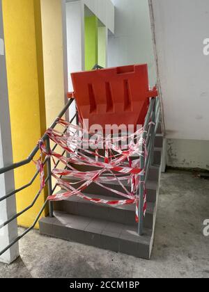 Penang, Malaisie - 20 août 2020 : vue d'une bande rouge et d'une barricade pour empêcher l'accès à un escalier en raison de la pandémie de covid19 à Gelugor Banque D'Images