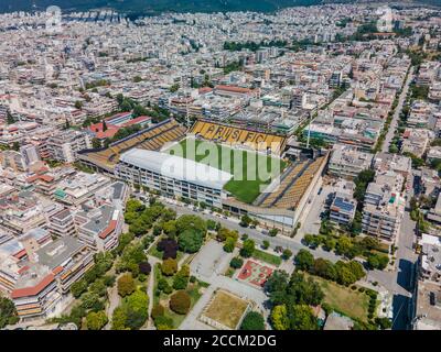 Thessalonique, Grèce tir de drone paysage du stade ARIS FC Charilaou. Vue aérienne du haut de la journée du terrain de football vide Kleanedhis Vikelidis avec le terrain. Banque D'Images