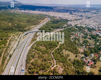 Thessalonique, Grèce paysage de drone aérien de la circulation sur le périphérique intérieur de Periferiaki. Panorama à la journée sur l'autoroute européenne avec des voitures en forêt. Banque D'Images