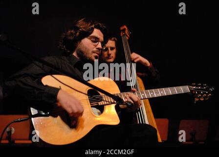 Joscho Stephan Quartet, Joscho Stephan (né en 1979 à Mönchengladbach, Allemagne) est un guitariste allemand de Jazz qui joue principalement le jazz moderne Gypsy, GUNTER STEPHAN-Guitar. MAX SCHAF-Bass.SEBASTIAN REIMAN-violinistes,photo Kazimierz Jurewicz, Banque D'Images