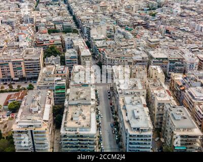 Thessalonique, Grèce vue sur le paysage des drones aériens des toits des bâtiments du quartier d'Analipsi. Panorama à la journée de la ville européenne avec appartements résidentiels. Banque D'Images