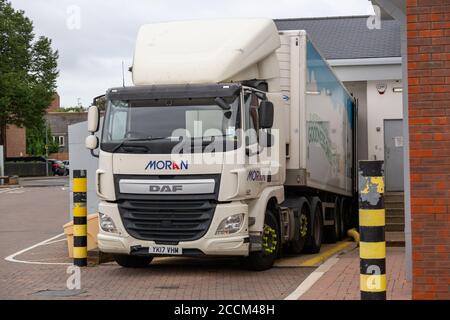 un camion de marchandises lourdes se déchargeant dans une baie de chargement de camion Banque D'Images