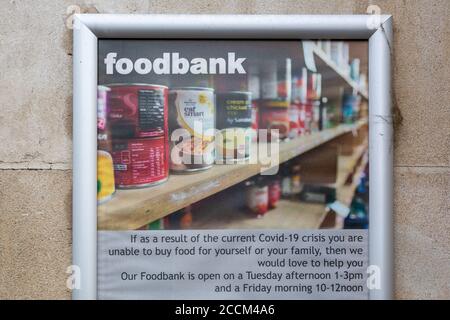 Une affiche à l'extérieur d'une banque alimentaire indiquant les heures d'ouverture Banque D'Images