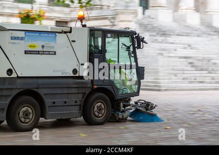 Un camion qui balaie les rues pour s'assurer qu'ils sont sans litière Banque D'Images