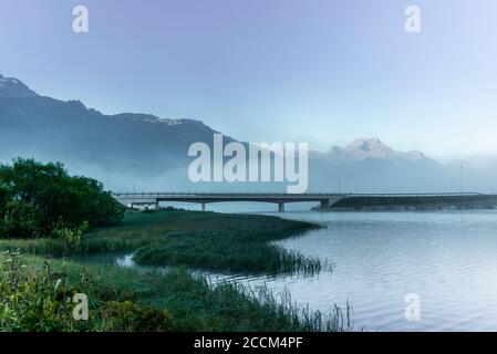 Le brouillard entourant le pont sur le lac de Silvaplana Dans la vallée de l'Engadin au lever du soleil Banque D'Images