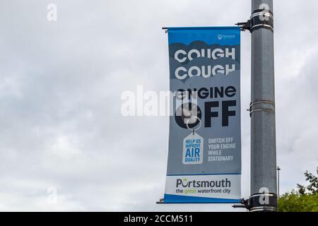 Un panneau sur un lampadaire favorisant un air plus propre avec le slogan toux toux moteur off Banque D'Images
