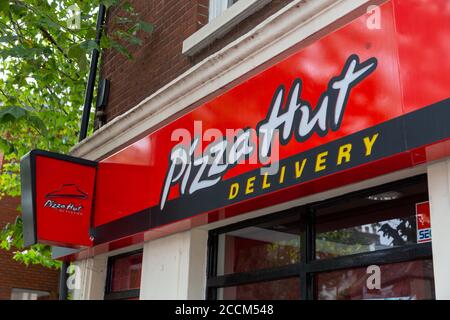 Le panneau extérieur d'un restaurant de livraison Pizza Hut Banque D'Images