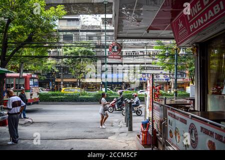 Bangkok, Thaïlande, Asie du Sud-est - rue du matin à Nana, quartier au début de la route de Sukhumvit dans le district de Khlong Toei. Banque D'Images