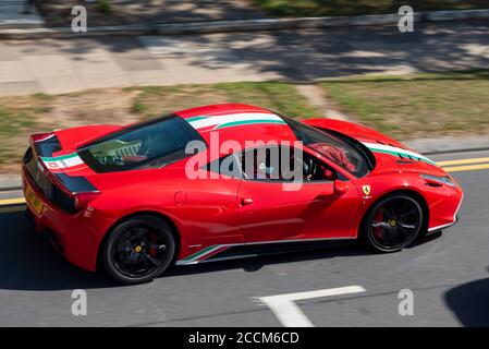 Ferrari 458 Italia rouge avec bande de couleurs drapeau italien. UNT 18Y. 2011 supercar enregistré. Type F142 voiture sport à moteur intermédiaire. Donato Coco en collaboration Banque D'Images