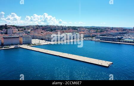 Trieste: Molo Audace e Piazza Unità d'Italia dans une vue panoramique d'en haut pendant la journée ensoleillée avec la mer bleue et le ciel Banque D'Images