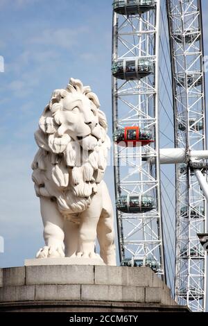 Londres, Royaume-Uni, 19 août 2012 : le lion de la rive sud et le London Eye à Westminster sur la Tamise qui sont des destinations touristiques populaires Banque D'Images