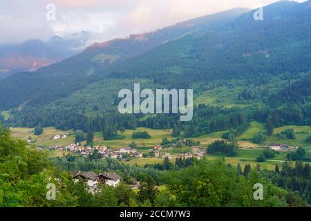 Paysage de montagne à Tesero dans la vallée de Fiemme, Dolomites, Trentin-Haut-Adige, Italie, en été Banque D'Images