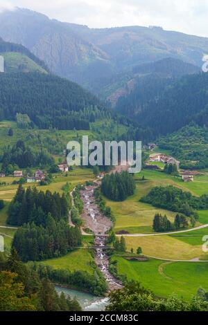 Paysage de montagne à Tesero dans la vallée de Fiemme, Dolomites, Trentin-Haut-Adige, Italie, en été Banque D'Images