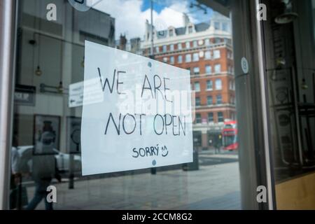 Londres - août 2019 : panneau « We are not Open » sur High Street Shop sur London Street en raison de l'éclusage Covid 19 Banque D'Images