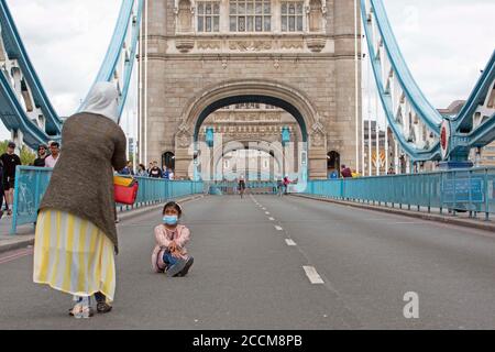 Tower Bridge Road est fermé à la circulation le 24 Août 2020 à Londres Banque D'Images
