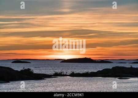 Coucher de soleil sur l'île de Björkö, Parainen, Finlande Banque D'Images