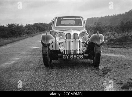 Photographie en noir et blanc vintage des années 1930 d'une voiture de sport Jaguar SS i coupé britannique. Numéro d'enregistrement GY 6926. Banque D'Images