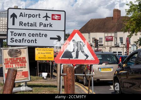 La jonction de la route Bell de l'A127, avenue Prince, avec la voie Hobleythick, sera bientôt le site d'une longue refonte et de travaux routiers. Panneau d'avertissement Banque D'Images