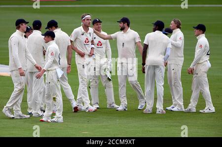 Stuart Broad, en Angleterre, célèbre avec ses coéquipiers après avoir rejeté Yasir Shah au Pakistan lors du troisième jour du troisième match de test au Ageas Bowl, à Southampton. Banque D'Images