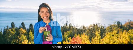 Femme d'automne saine buvant un verre de smoothie vert Banque D'Images