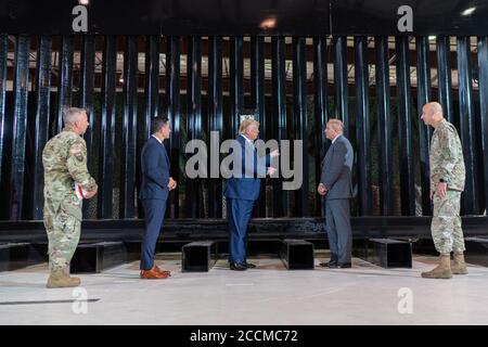 Le Président Donald J. Trump reçoit une mise à jour sur les opérations de construction de murs frontaliers du Chef des ingénieurs et Commandant général du corps des ingénieurs de l'Armée des États-Unis Lgén Todd Semonite, Secrétaire intérimaire de la sécurité intérieure Chad Wolf, Commissaire intérimaire des douanes et de la protection des frontières Mark Morgan, Et le Major général Scott Spellmon, commandant adjoint des opérations civiles et d'urgence du corps d'armée des États-Unis le mardi 18 août 2020, dans le Joe Foss Hangar à Yuma, Ariz People: Le Président Donald Trump Banque D'Images