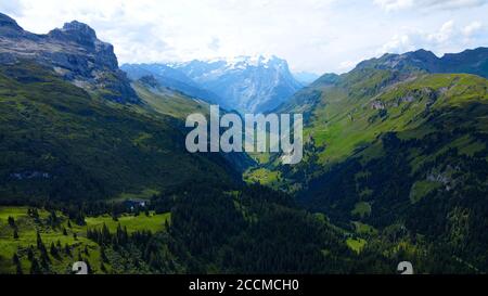 Vol sur la magnifique nature de la Suisse - les Suisses Alpes d'en haut Banque D'Images