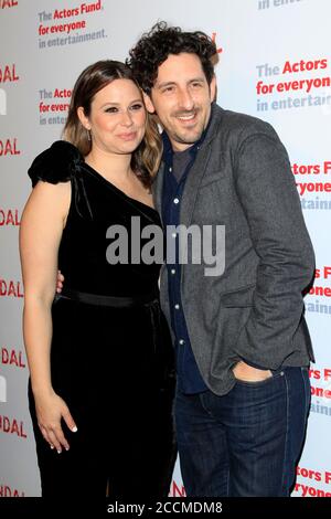 LOS ANGELES - APR 19: Katie Lowes, Adam Shapiro au scandale de The Actors Fund finale Live Stage Reading sur le théâtre El Capitan le 19 avril 2018 à Los Angeles, CA Banque D'Images